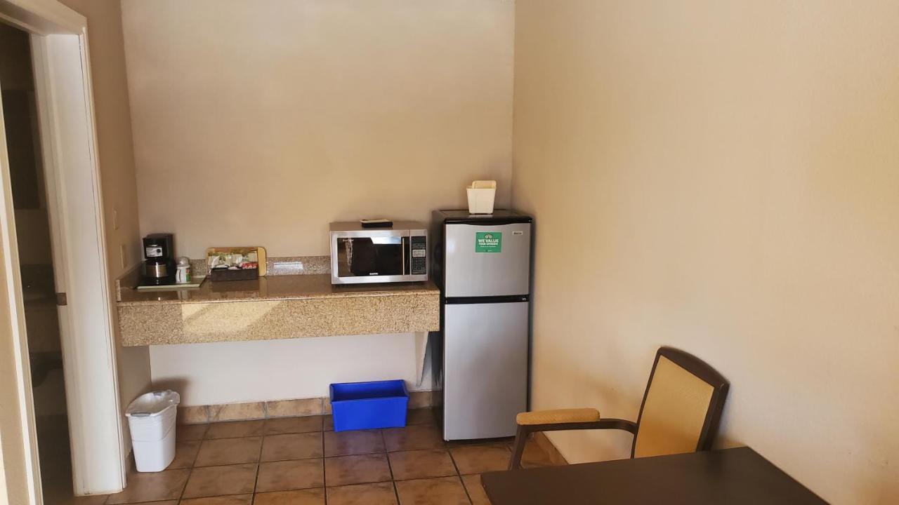 Shoreside Inn & Suites Wabamun Экстерьер фото