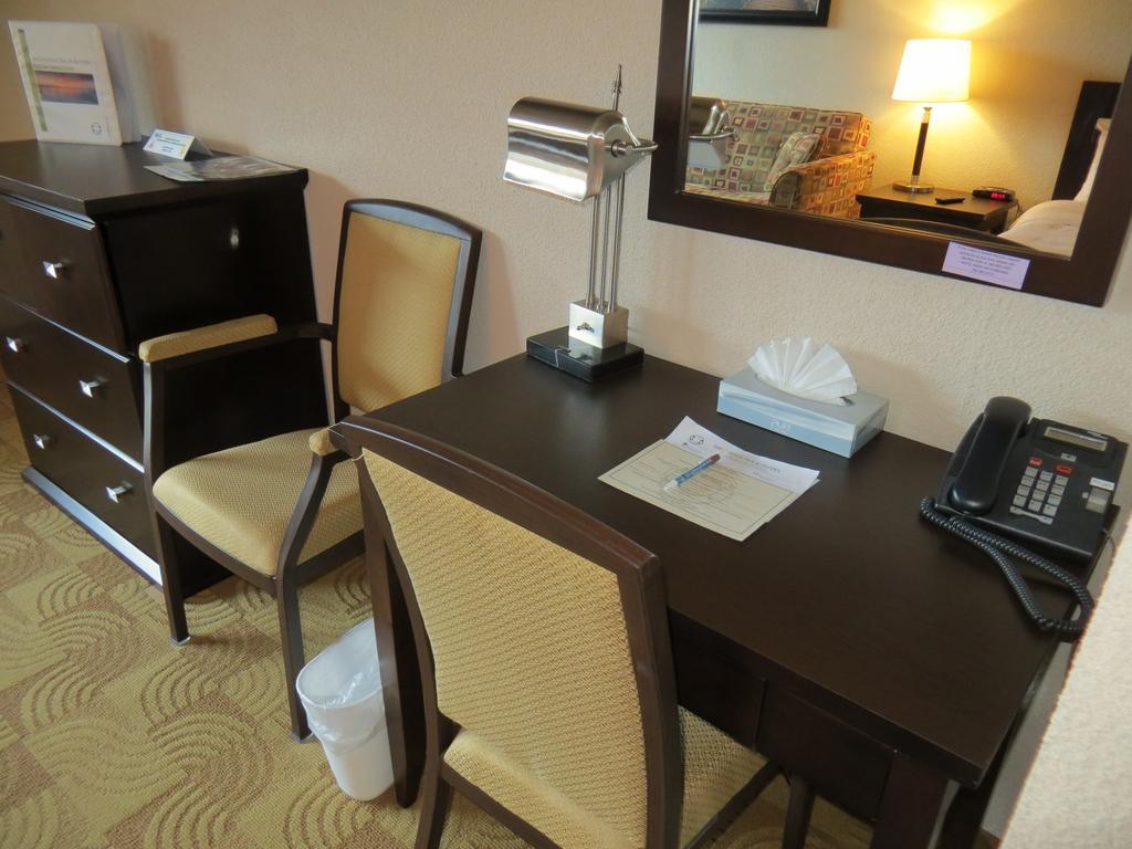 Shoreside Inn & Suites Wabamun Номер фото