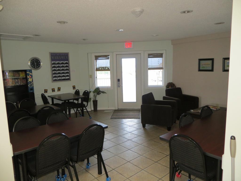 Shoreside Inn & Suites Wabamun Экстерьер фото