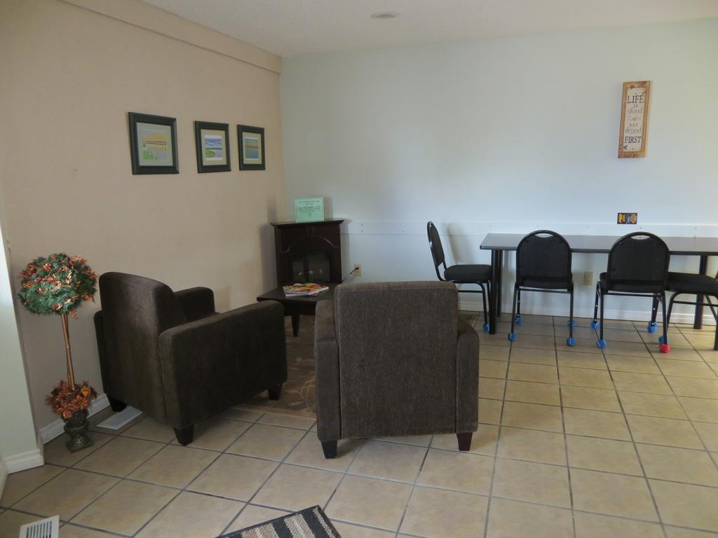 Shoreside Inn & Suites Wabamun Экстерьер фото